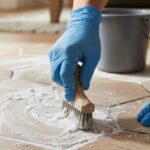 nettoyer joint de carrelage sol - brossage d un joint encrasse avec brosse et bicarbonate