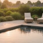 Piscine et aménagement extérieur - abords paysagers avec terrasse bois et végétation