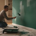 Peinture mur au rouleau dans une piece lumineuse
