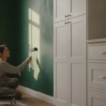 Cuisine peinture mur - application dune peinture verte sur un pan de mur de cuisine