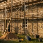 prix renovation maison ancienne - maison en pierre en cours de renovation avec echafaudage