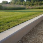 bordure béton jardin pose - bordure en béton alignée entre pelouse et allée de jardin