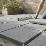 Calepinage dalle terrasse - pose de dalles béton avec croisillons et niveau à bulle