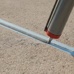 mastic polyuréthane joint béton - cordon de mastic gris appliqué au pistolet dans le joint d'une dalle
